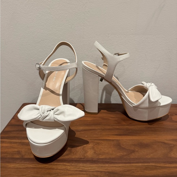 Stuart Weitzman White Platform Sandals with Bow - Picture 3 of 6